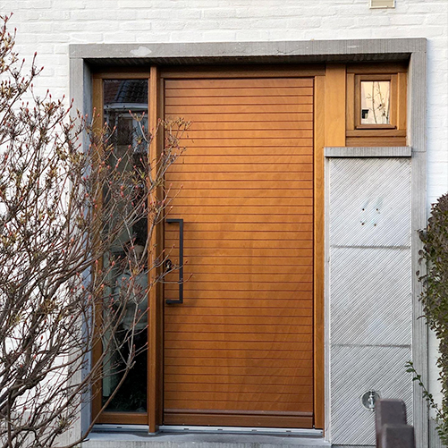 Porte en bois maison installée